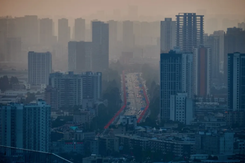 京津冀及周邊共計(jì)37市啟動(dòng)空氣重污染預(yù)警，比過(guò)去5年平均提前了一到兩周